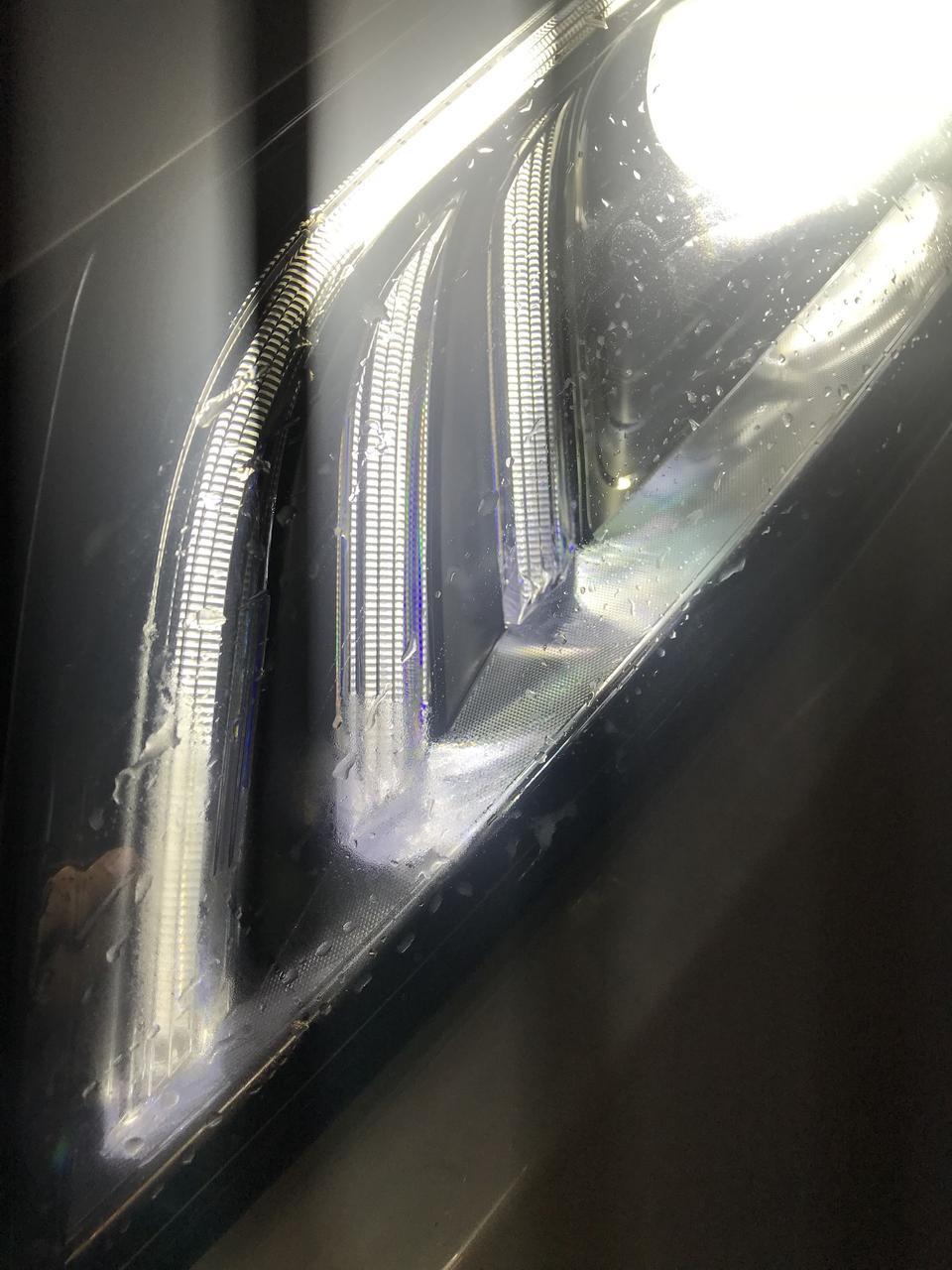 车友们，吉利缤瑞下雨天车灯灯罩上有雾气正常吗？（成水滴状如下图）询问4S店答复说开启大灯半个小时消失属于正常现象，在线等答案！