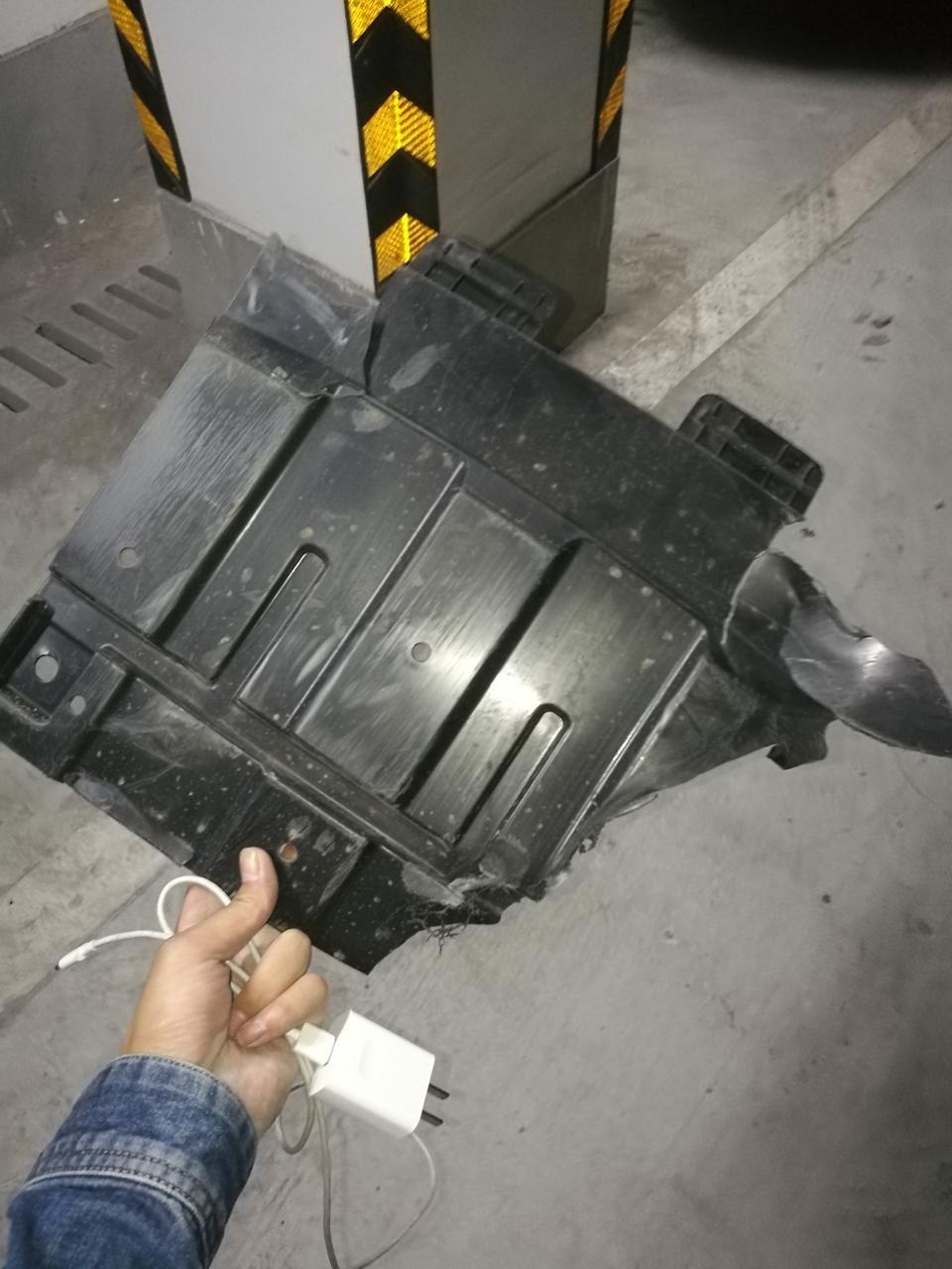 缤瑞-今天晚上在高速上撞到一个障碍物，不清楚是什么东西，横在路中间的，然后车子成这样了，该怎么处理？报保险吗？如果维修大概多少钱？