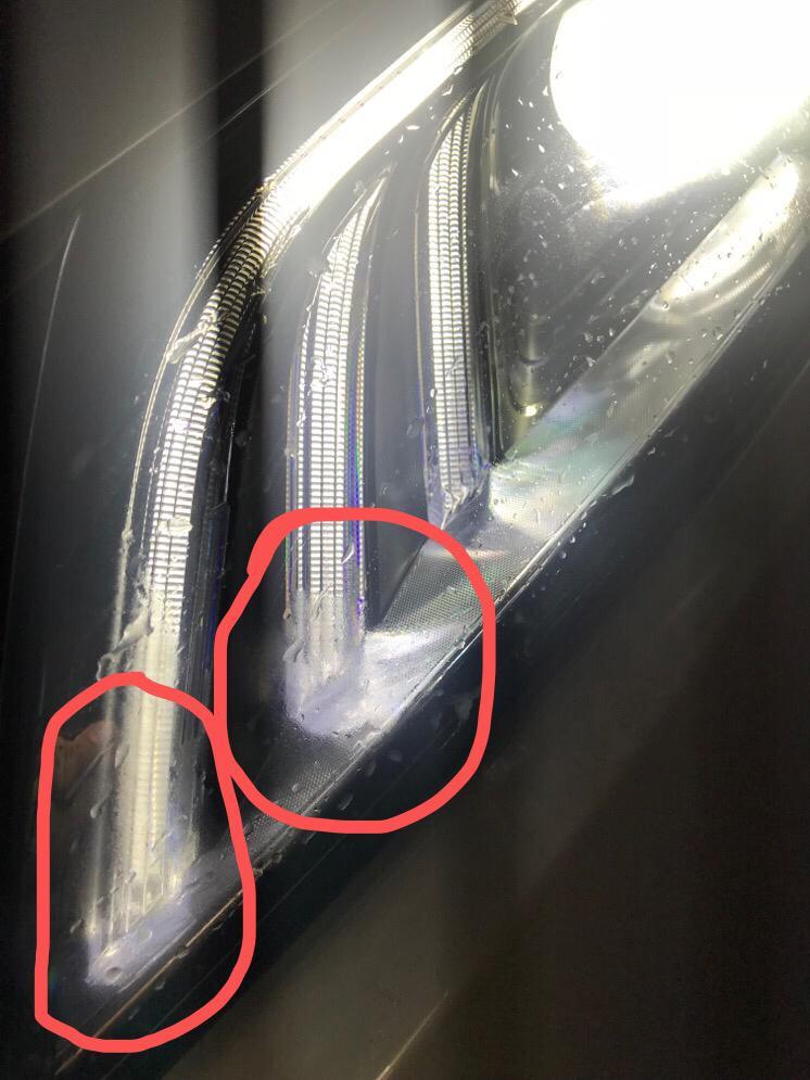 车友们，吉利缤瑞下雨天车灯灯罩上有雾气正常吗？（成水滴状如下图）询问4S店答复说开启大灯半个小时消失属于正常现象，在线等答案！