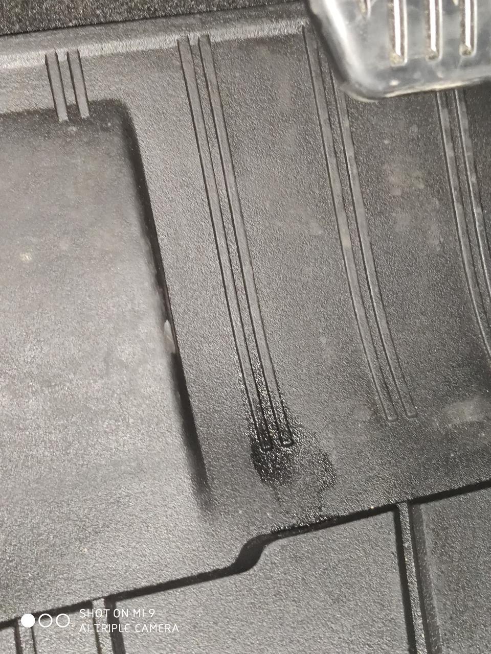 缤瑞-我车子停了一个礼拜，今天才看到有这个不明液体，我想问下这个是什么情况？