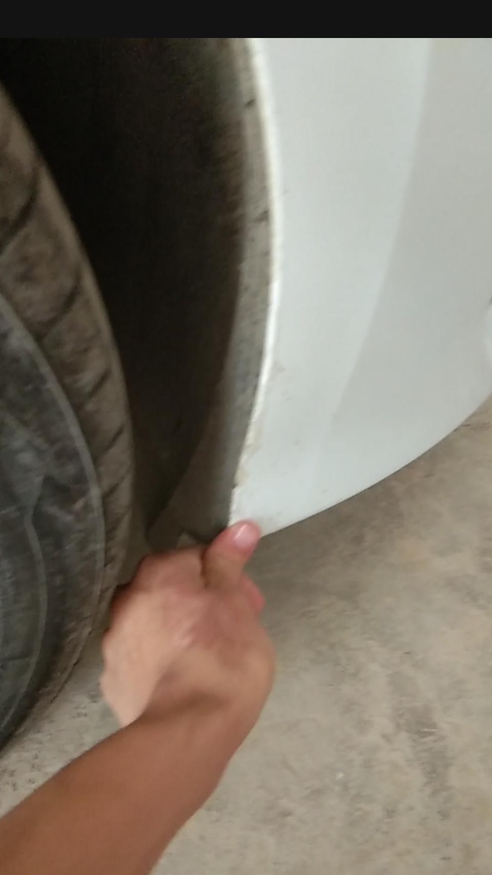 前轮水板那样按着摇动正常吗 各位缤瑞车主