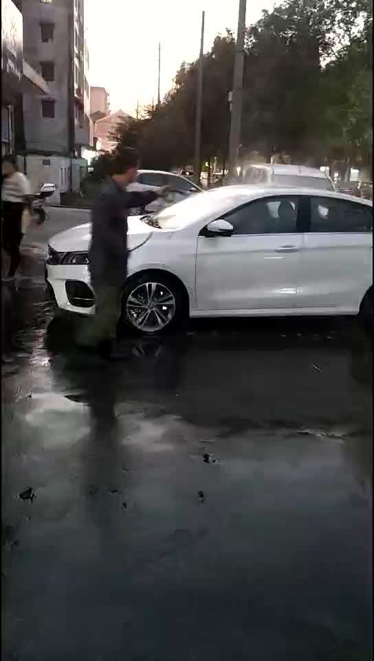 缤瑞1.4自动，为什么在 空调和通风都处于关闭状态，在路上跑空调出风口会出热风，难道外面的风还能吹进来，不应该啊？