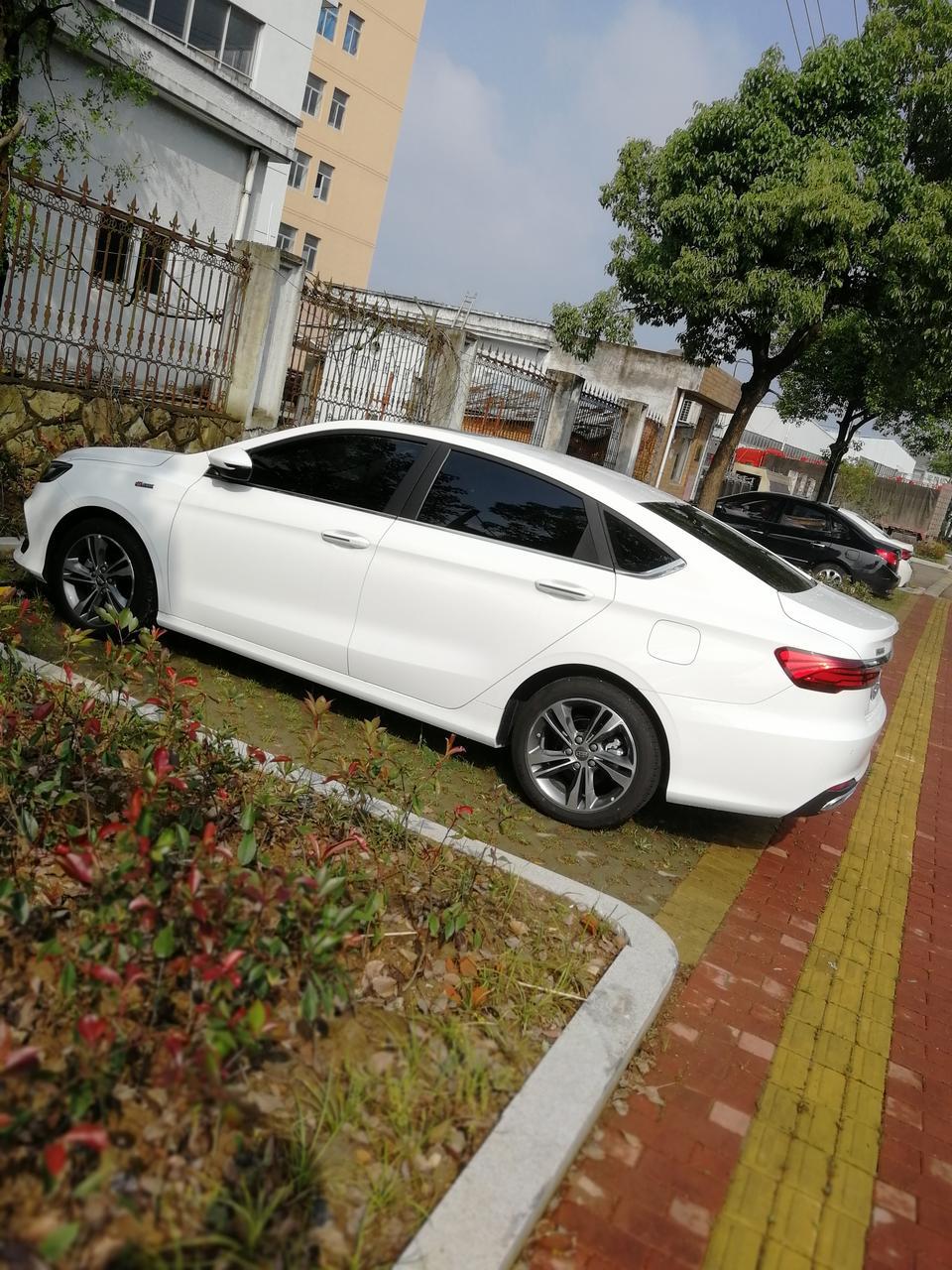 吉利缤瑞自动1.4T滨致版 900元跑了1600公里左右。这样油耗算高吗？