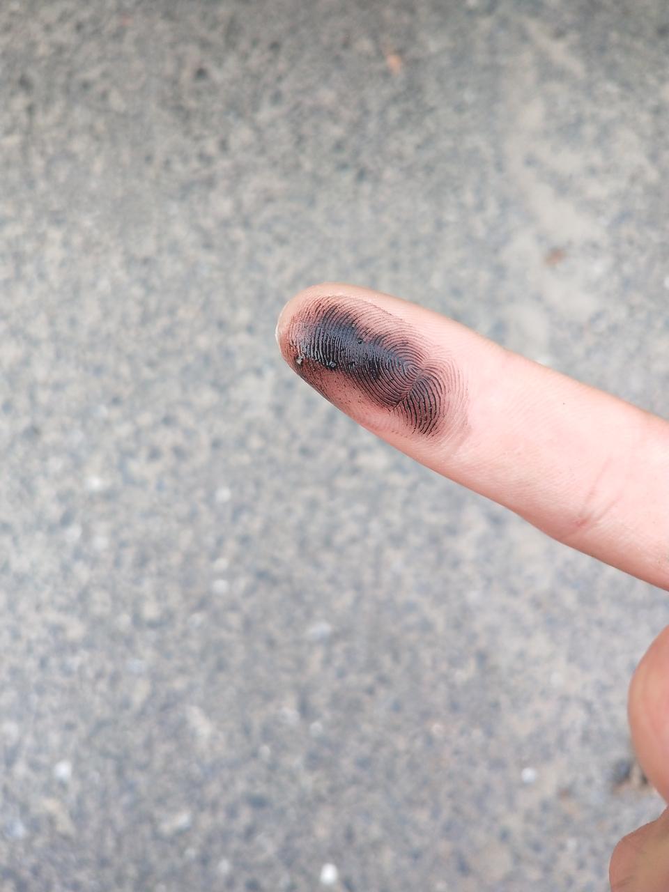 吉利缤瑞排气筒用手摸有黑色的 是烧机油吗?