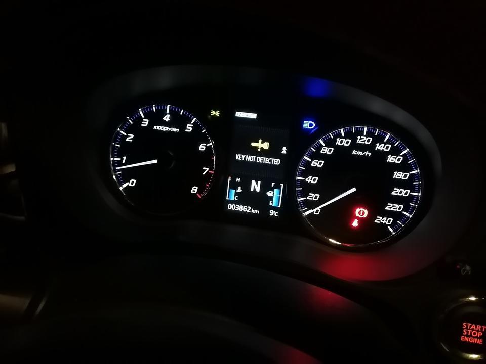 欧蓝德-新买的车，跑了3000多公里，发现每次下车前，未熄火，主驾下车，会出现此图标，若是司机不下车，就不会出现，求解什么意思？