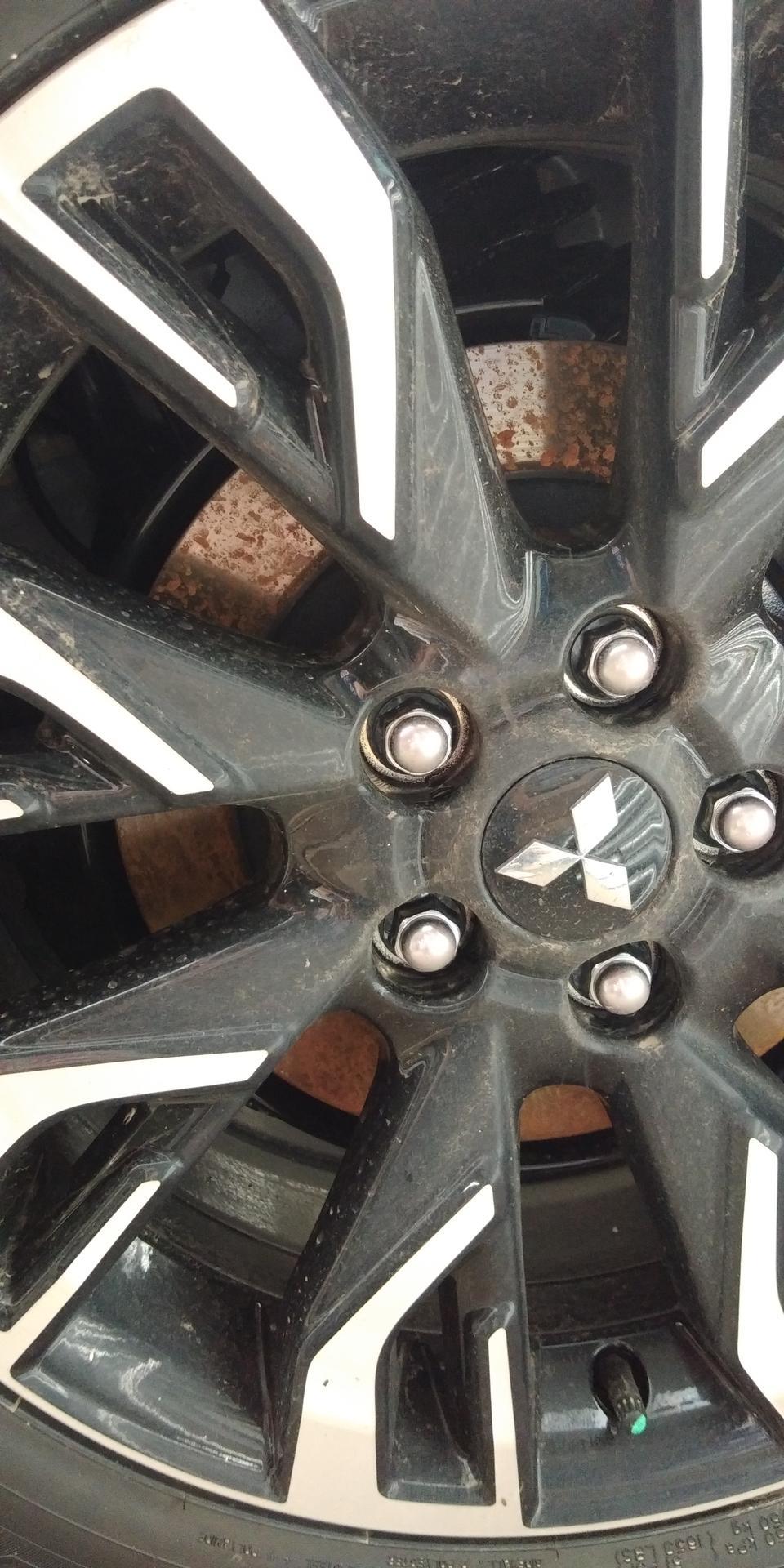 欧蓝德-昨天提的新车，昨天下雨开回来的，今天变这样了，正常吗