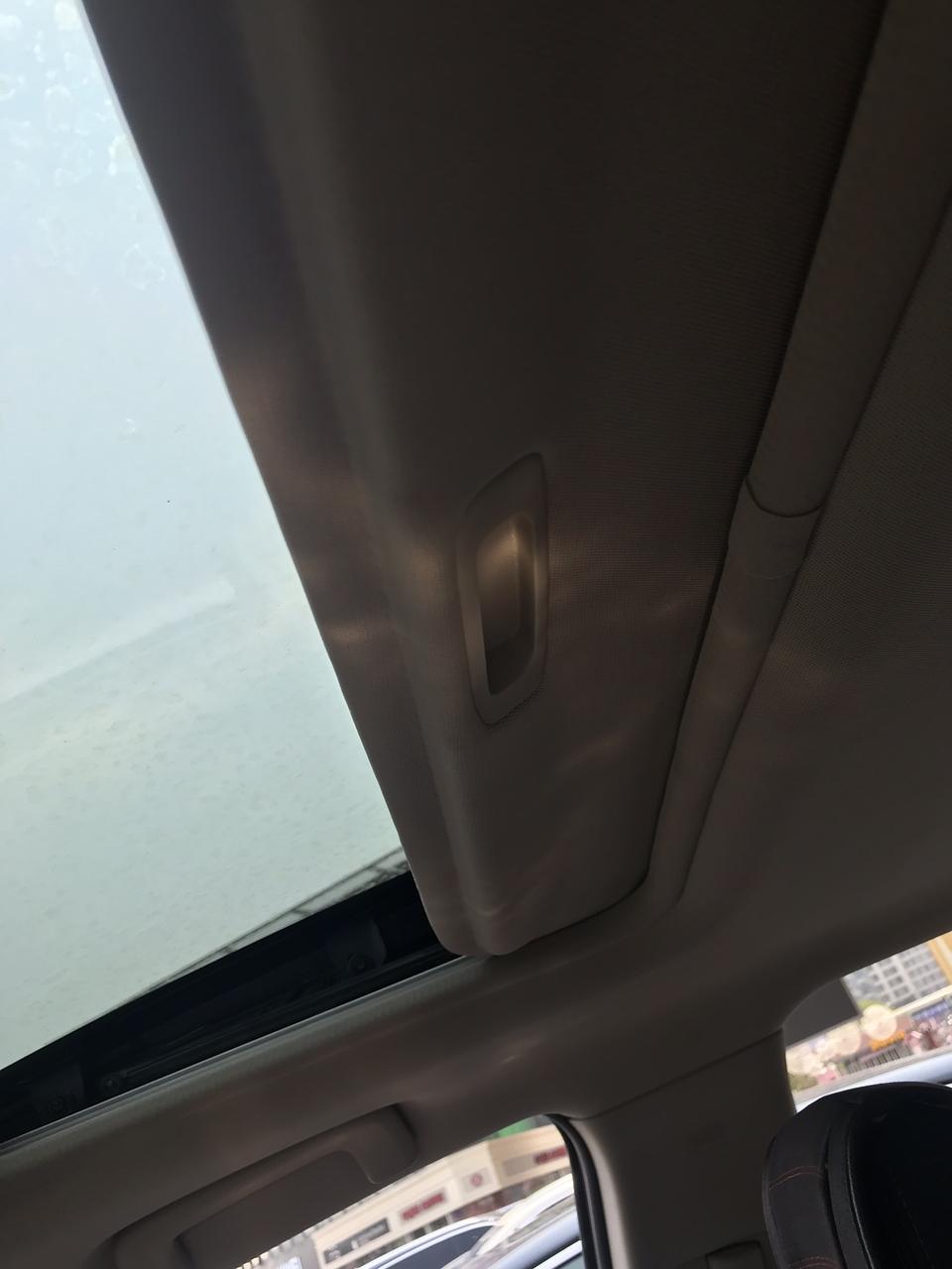 你们的欧蓝德天窗遮阳板是这样的吗 多出来好多  售后给我录个视频说也这样