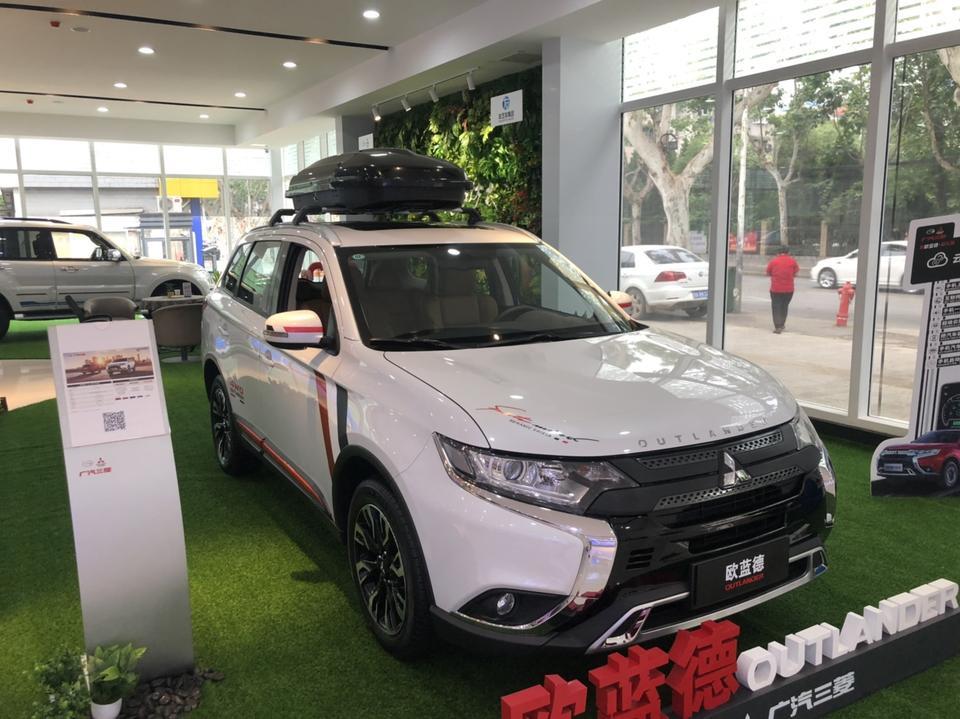 欧蓝德-武汉，2驱、畅享版 ，优惠2.5 ，落地17万。 送3次半保养 （半次是免工时费）脚垫 行车记录仪 踏板 尾箱垫 全车膜 。当时脑子抽了，就交了3000定金 。问问大神们，这优惠怎么样， 还能再谈下来点不能，人生第一台车啊 。本人95后 ，家里也没什么意见 ，一个人去4s店谈的 。没什么经验 。