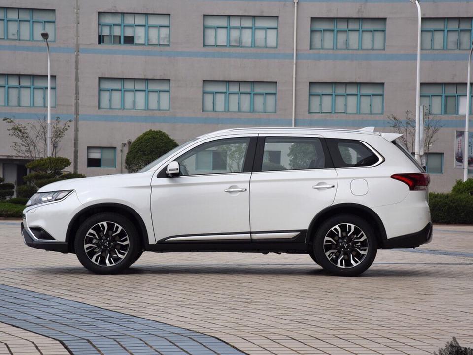 2019款三菱欧蓝德2.4L 四驱致享五座 新车买回来 要喷底盘漆么？ 防爆膜一定要贴么？车玻璃本身不就是防紫外线的么？ 底盘出厂不应该有保护的么？