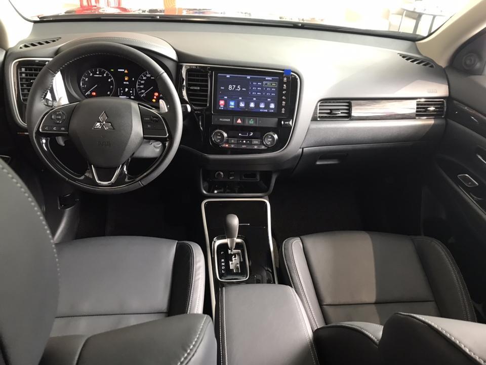2019款三菱欧蓝德2.4L 四驱五座致享版 高度有1米7么？为什么我1.68米 站旁边比他高
