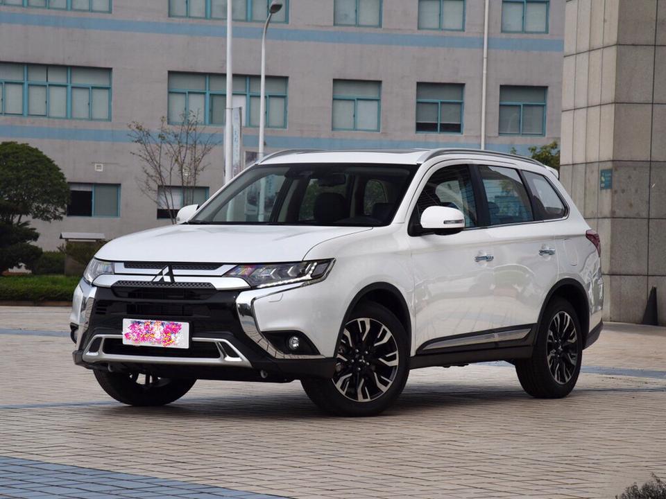 2019款三菱欧蓝德2.4L四驱致享五座 外观几分？