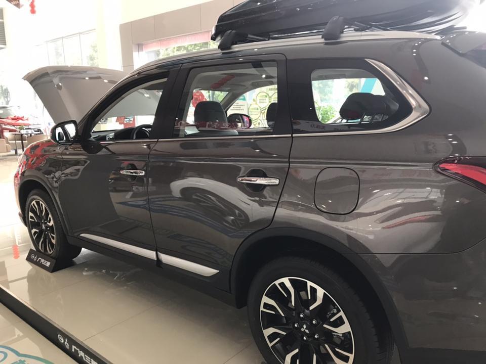 2019款三菱欧蓝德2.4L 五座致享版 油耗怎样？市区与高速？
轮胎采用的是什么牌子？
车上功能有详细的介绍么？