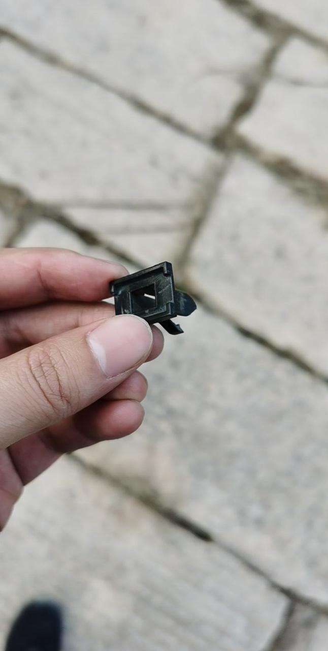 蒙迪欧-底盘问题，车友帮忙看看，这个位置卡扣掉了一个，有条小缝，会导致底盘护板掉下来吗？那个卡扣是用来固定的吗，还是只是紧固而已，现在暂时处理不了，要跑高速，有点担心。望懂得帮忙看看