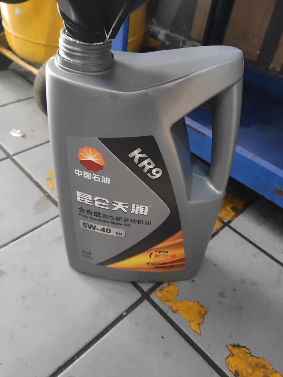 各位蒙迪欧车主们 请问您们1.5T发动机使用什么品牌和什么型号的机油？我这次去保养 用的厂家送的套餐 4S店给我用的5W-40的昆仑天润 KR9 搞的我很不爽 问他5W-20的嘉实多和福宝机油 他跟我说没有 我问他2.0T不才用5W-30的吗？我想问一下用40的可有啥副作用对发动机？