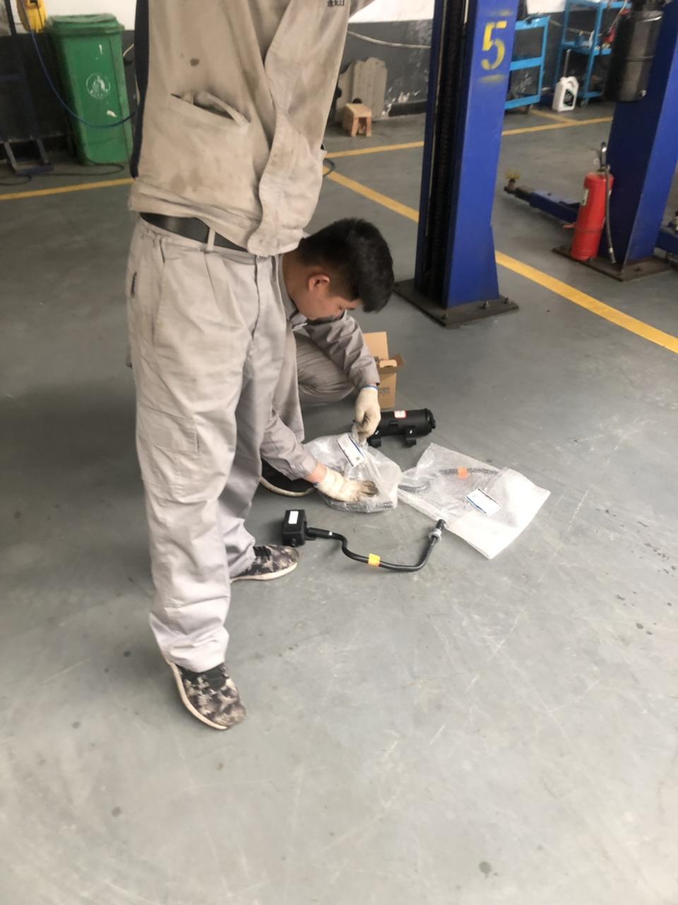 蒙迪欧-我车13款15年提豪运油表续航里程直准续航里程到10公里加油50升就跳枪而且加油时邮箱里有响声跑2公里续航里程敢掉10几公里质保期内索赔过碳罐还准最听说碳罐升级我打厂家售后那边问还能能索赔碳罐因为我车已经出保厂家让我去4S店检查说如果确定碳罐原因就可以索赔然后厂家让4S店给我联系4S让我过去检查去之后直接就索赔今天特意把续航里程跑到10公里去换碳罐换完之后直接去加油然后就悲剧……油箱加油响声依旧续航里程依旧跑10公里掉25公里我就想问问你们新提车朋友你们车油表续航里程准吗？