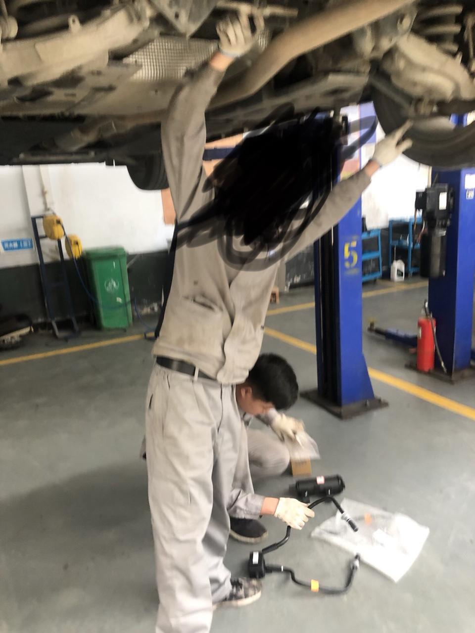 蒙迪欧-我车13款15年提豪运油表续航里程直准续航里程到10公里加油50升就跳枪而且加油时邮箱里有响声跑2公里续航里程敢掉10几公里质保期内索赔过碳罐还准最听说碳罐升级我打厂家售后那边问还能能索赔碳罐因为我车已经出保厂家让我去4S店检查说如果确定碳罐原因就可以索赔然后厂家让4S店给我联系4S让我过去检查去之后直接就索赔今天特意把续航里程跑到10公里去换碳罐换完之后直接去加油然后就悲剧……油箱加油响声依旧续航里程依旧跑10公里掉25公里我就想问问你们新提车朋友你们车油表续航里程准吗？