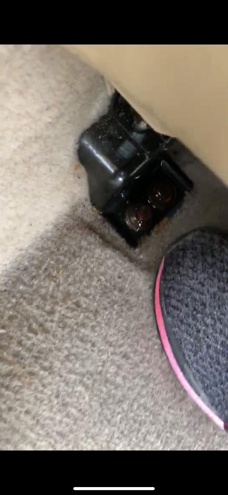 请问：我的车是蒙迪欧，副驾驶座位后面的脚垫下很湿，一踩就冒水，在很长时间没下雨的情况下，怎么回事