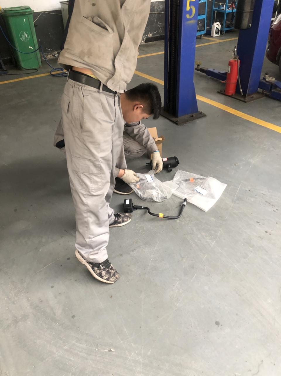 蒙迪欧-我车13款15年提豪运油表续航里程直准续航里程到10公里加油50升就跳枪而且加油时邮箱里有响声跑2公里续航里程敢掉10几公里质保期内索赔过碳罐还准最听说碳罐升级我打厂家售后那边问还能能索赔碳罐因为我车已经出保厂家让我去4S店检查说如果确定碳罐原因就可以索赔然后厂家让4S店给我联系4S让我过去检查去之后直接就索赔今天特意把续航里程跑到10公里去换碳罐换完之后直接去加油然后就悲剧……油箱加油响声依旧续航里程依旧跑10公里掉25公里我就想问问你们新提车朋友你们车油表续航里程准吗？