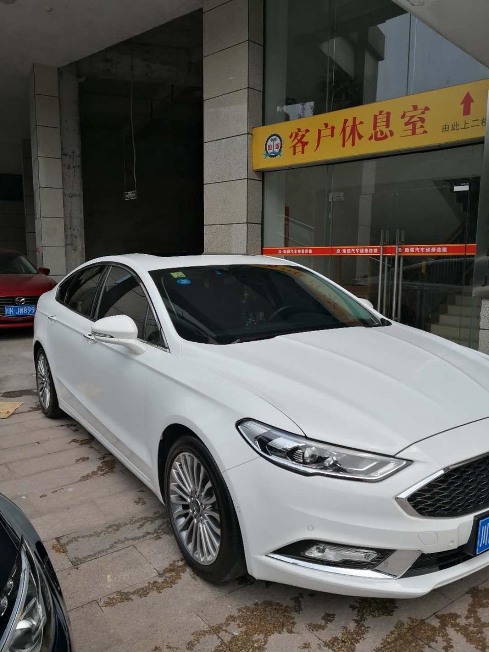 蒙迪欧-带自动大灯，大灯随动转向，上坡辅助，盲区提醒，碰撞提醒，并线辅助，自适应巡航，自动雨刷，18寸运动轮胎，17年上户值多少钱，公里数一万多