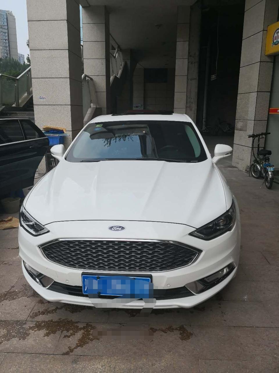 蒙迪欧-带自动大灯，大灯随动转向，上坡辅助，盲区提醒，碰撞提醒，并线辅助，自适应巡航，自动雨刷，18寸运动轮胎，17年上户值多少钱，公里数一万多