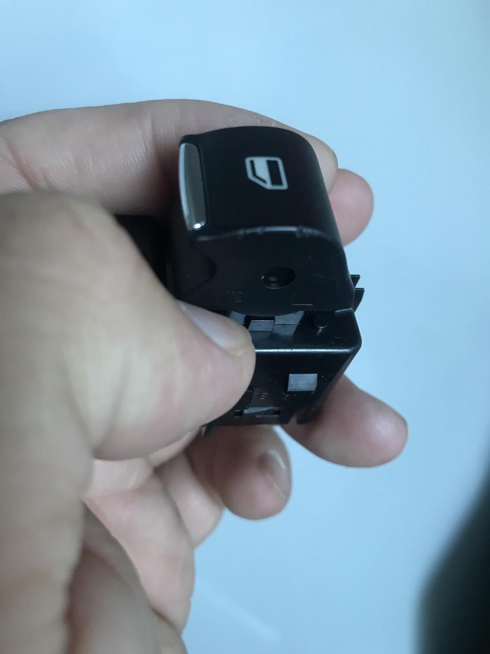 蒙迪欧右前玻璃升降开关更换自己能用吗？哪个大哥发个教程