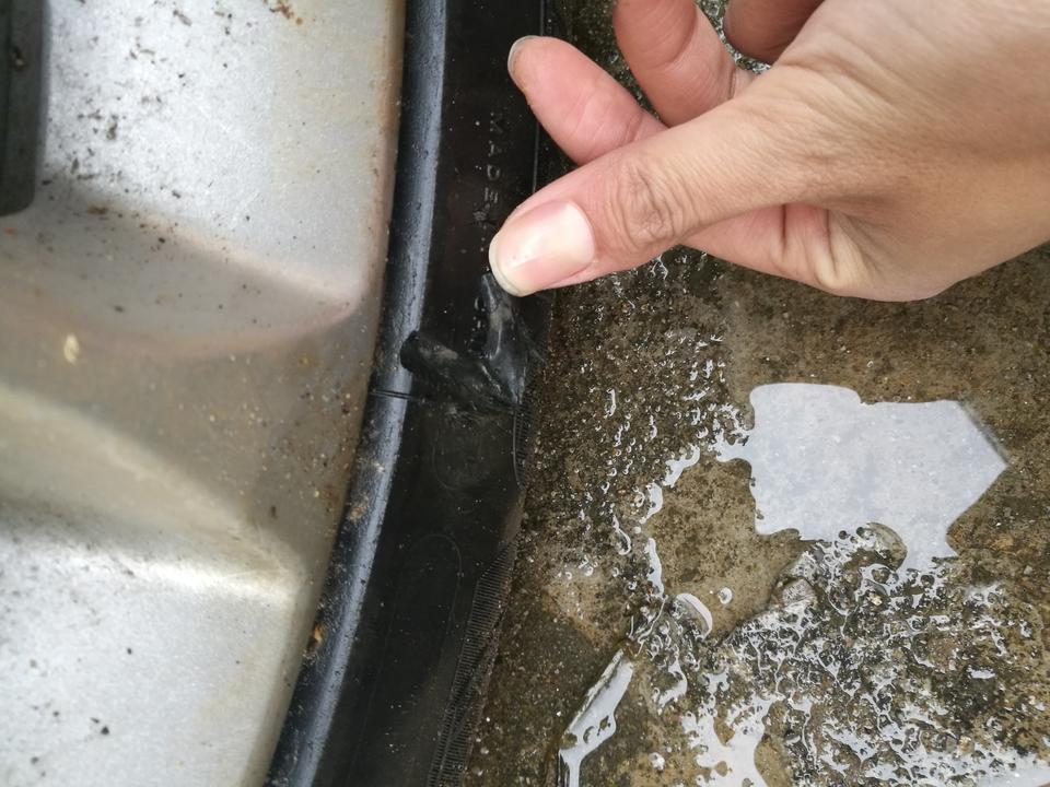 蒙迪欧-如图，汽车轮胎破损了问题大吗？可以跑高速吗？求大神赐教。谢谢！