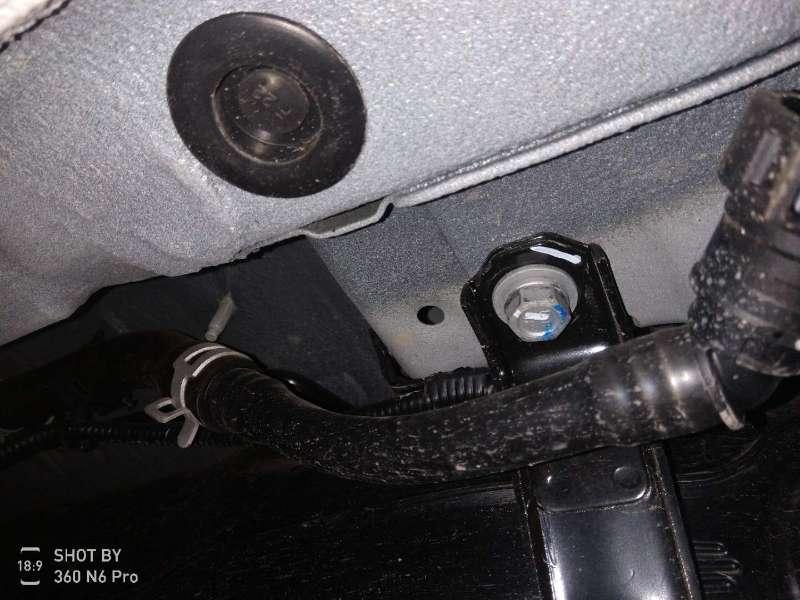 长安cs85 coupe-刚接的新车上完牌发现厂家更换过汽油泵，不是4s换的，而且没有告知。车上换汽油泵的票据还在，油箱螺丝有明显的拆卸痕迹。4s说有可能厂家国五改国六换的油泵。就想问排放标准跟油泵有关系吗？？还是在只是一种说辞。厂家担责吗？要怎样维权？？谢谢！！