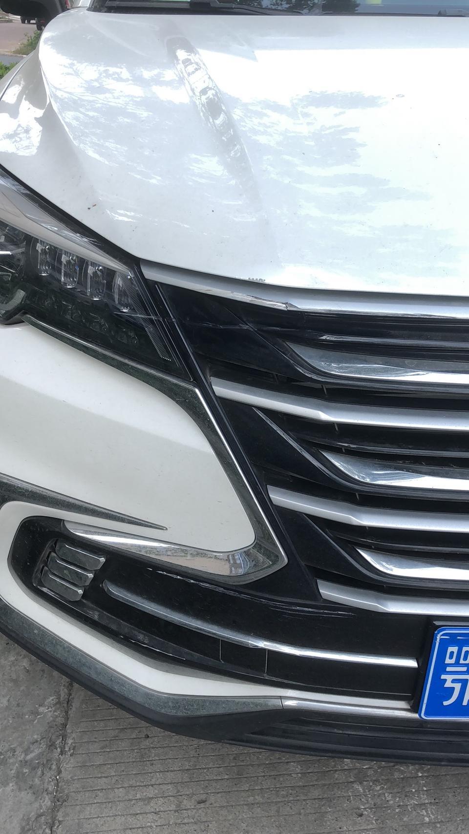 长安cs85 coupe-这个修修多少钱，引擎盖凹进去了一点，这是我停车的时候不知道谁倒车撞的 ，人跑了还没找到！
