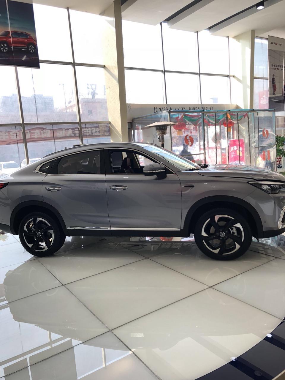 长安cs85 coupe-大家觉得年轻人买那种颜色比较好呢