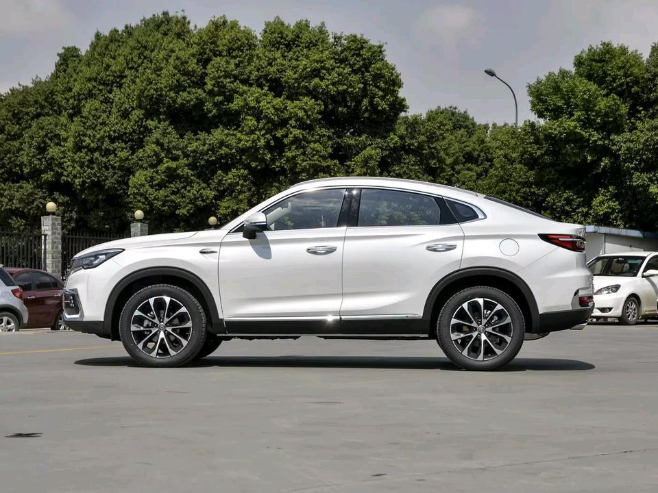 长安cs85 coupe-cs851.5t动版到底值得够买不，还有就是你们觉得灰色好看还是白色。