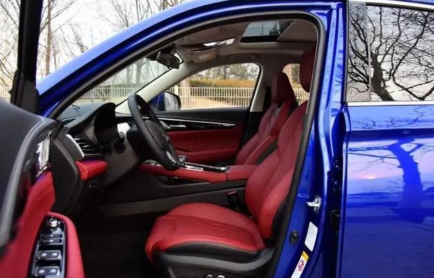 长安cs85 coupe-你们说说，长安CS85蓝色外观配红色内饰真的搭吗？