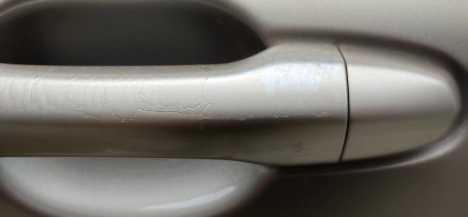 帝豪gs-门把手上面一层像薄膜一样的开始脱落，然后漆面有色差，大家有没有碰到过这种情况？