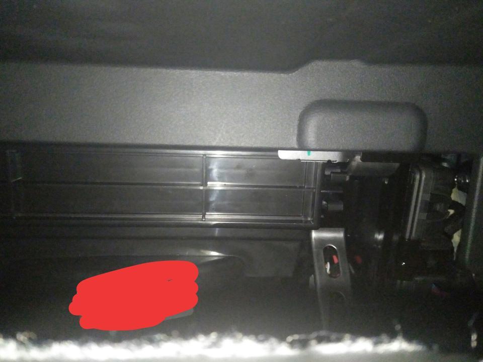 19款帝豪GS1.4T动版，空调滤芯盖子被铁片挡住，拿不下来，请大神指点???
