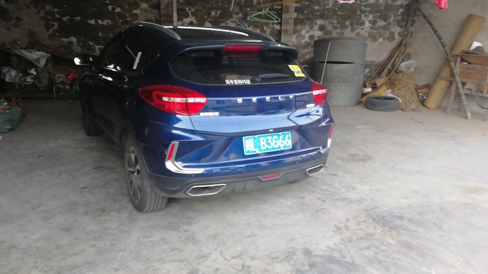帝豪gs-这里因为技术不过关擦碰到了 问四儿子店怎么修 告诉我说要换保险杠 我感觉他把我当傻子了 之前去外面的修车行问了一下补一下50OK 换那个灯没问