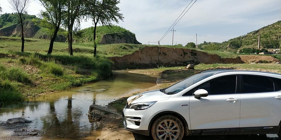 我的帝豪GS雨刷器打开声音贼大，哪个大佬给我分析下什么原因（下雨天打开）