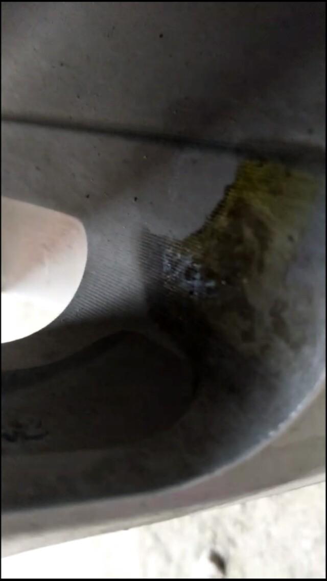 帝豪gs-新车两个月，刚发现副驾驶轱辘内侧，外侧都有油渍，请问这是什么问题，严重吗？怎么导致的？