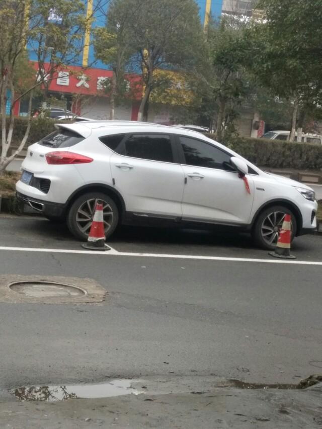 帝豪gs-买了四个月的新车GS，行车2000公里不到。刹车刹不死。三四十码踩下车会前滑行二三米远。可以去4S店怎么修吗？