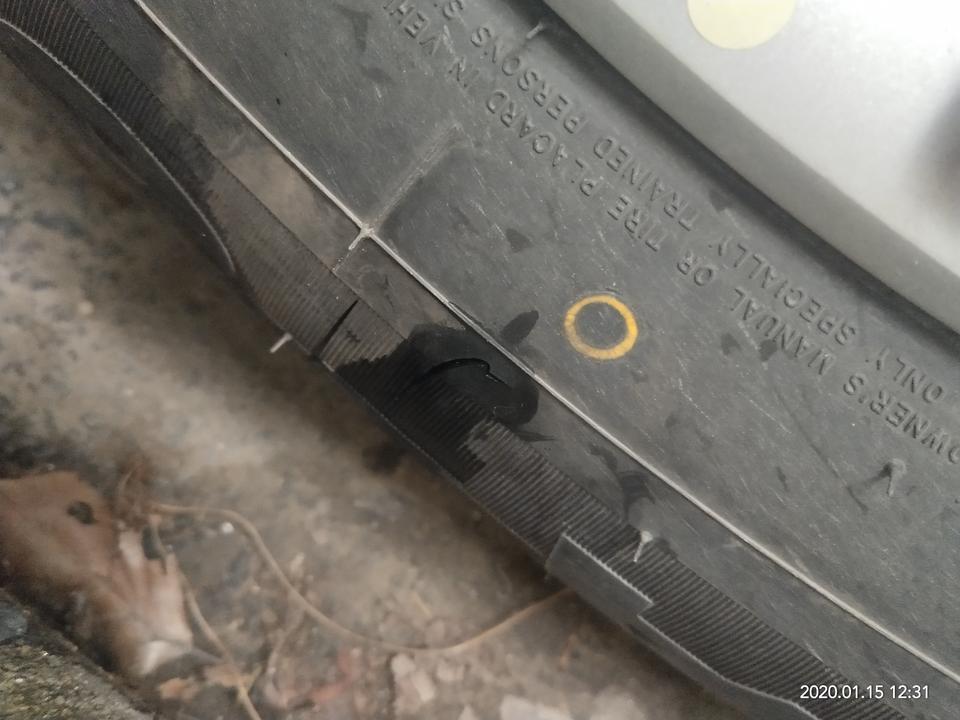 探界者-请问大神们，这个轮胎旁边有点烈缝，影不影响开车。没有漏钢丝。是不小心碰到马路牙子上面了。