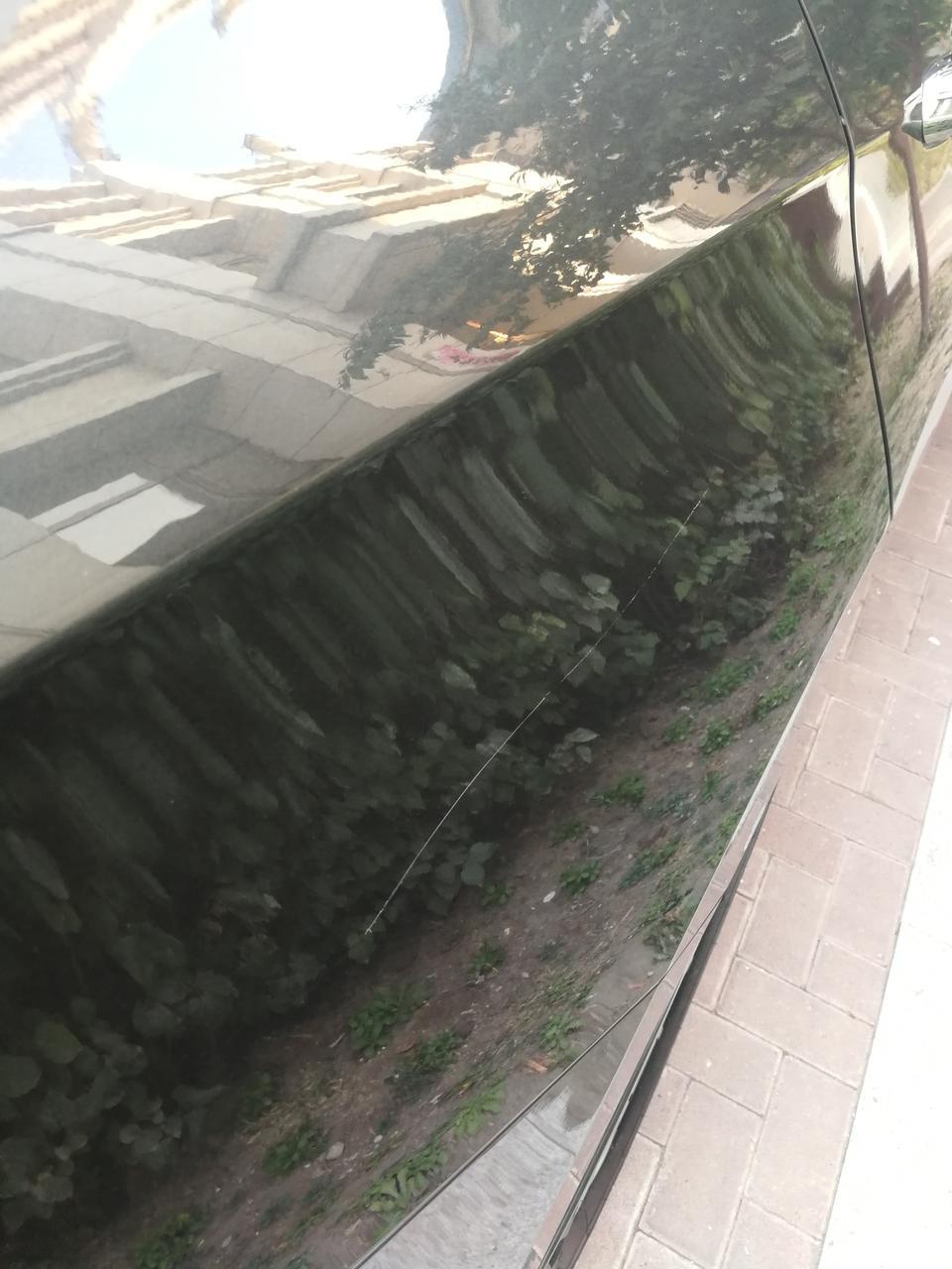 探界者-唉，现在人素质怎么这么恶毒，停车在路边的公共停车位，就被人划了?，各位大佬们，这样的划痕修复一下得多少钱，求指教???