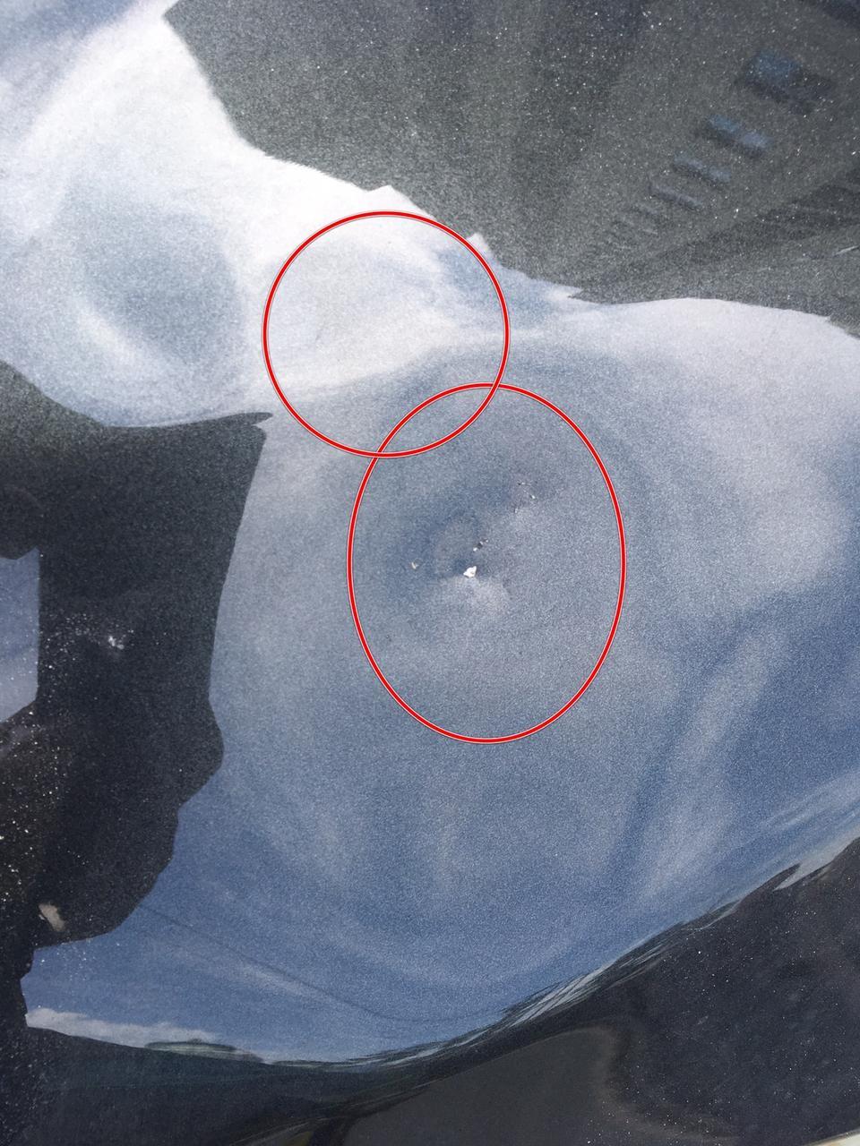 新车（雪佛兰探界者19款御姐版）刚提车回来第三天，放小区车位，被熊孩子抛砖头砸到引擎盖（见图），孩子当场被保安抓到。请问各位大神这个应该如何处理？走保险吗？会不会影响下一年的保险费？还是私了？私了可以去4S店维修吗？（新车心里很不爽）