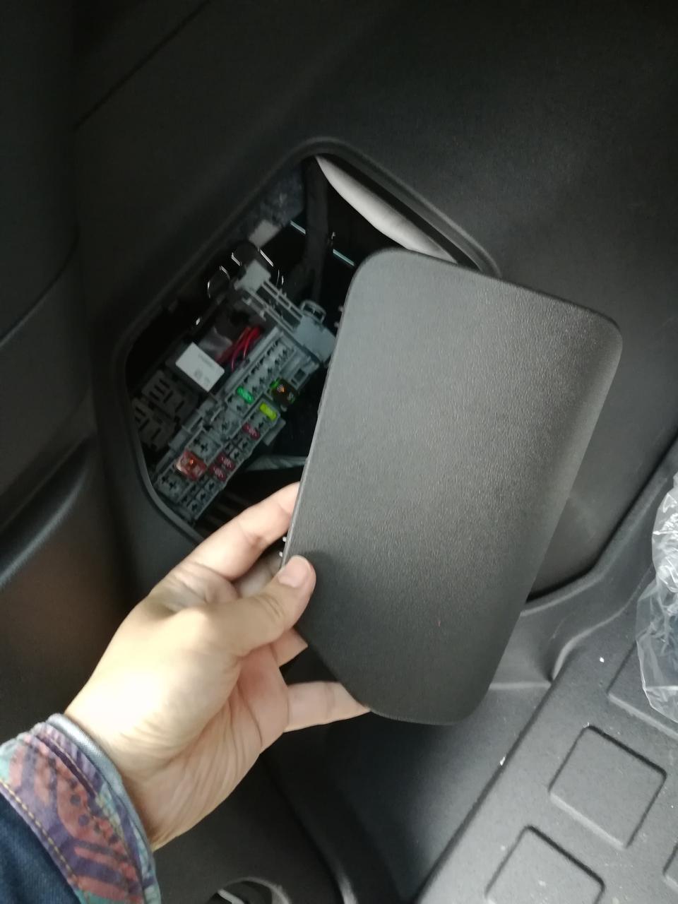探界者-后备箱旁边这个盖子很松动，大家的都这样吗？