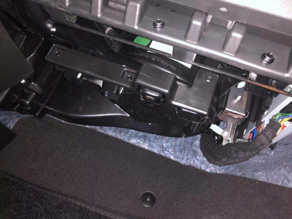 探界者-我驰界版副驾驶一侧操控台下面是这样，原车就是这样还是掉了什么？