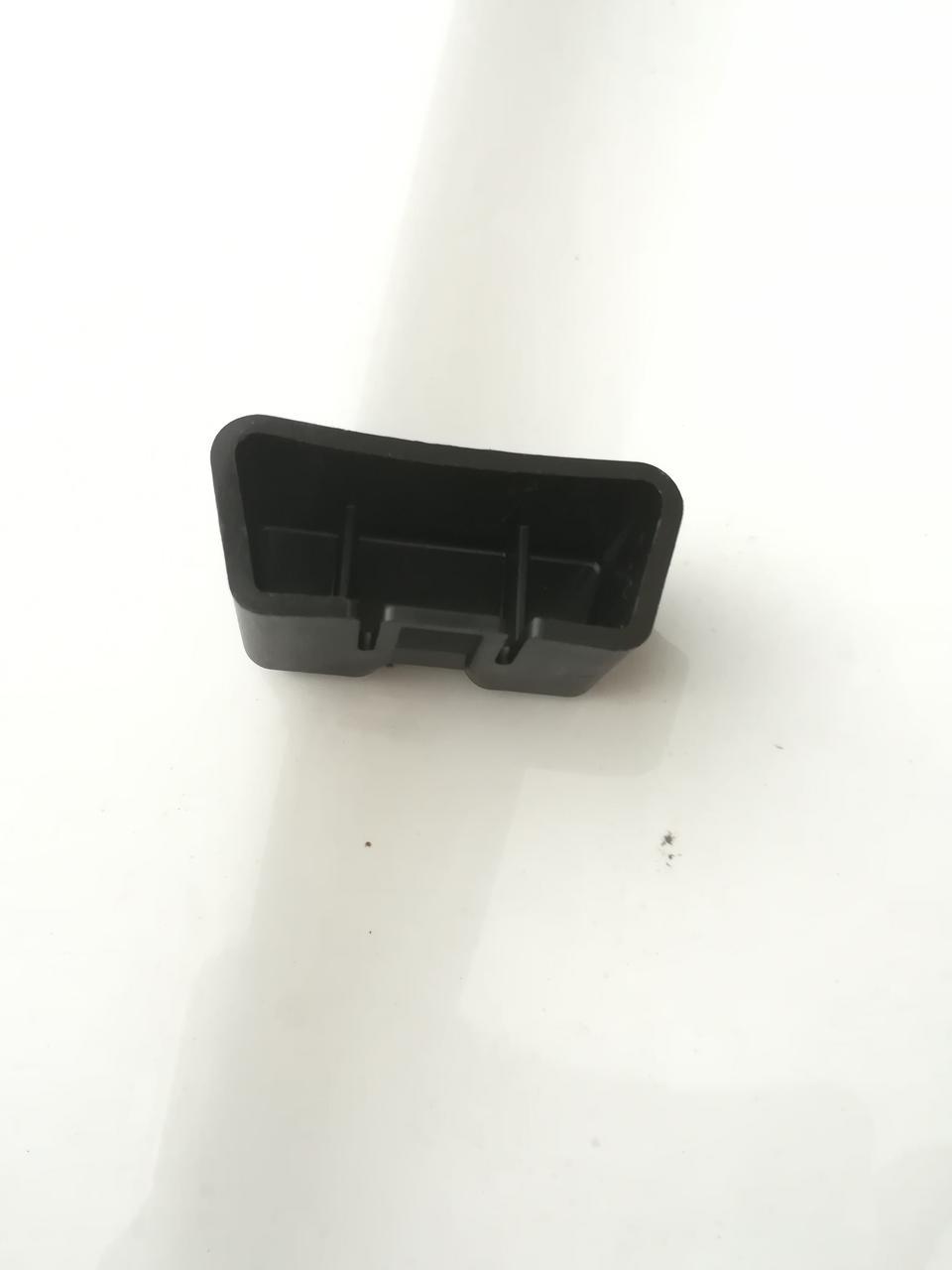 探界者-车上后排冒出个这个东西，哪里的？有知道的吗？还是不是车内的东西