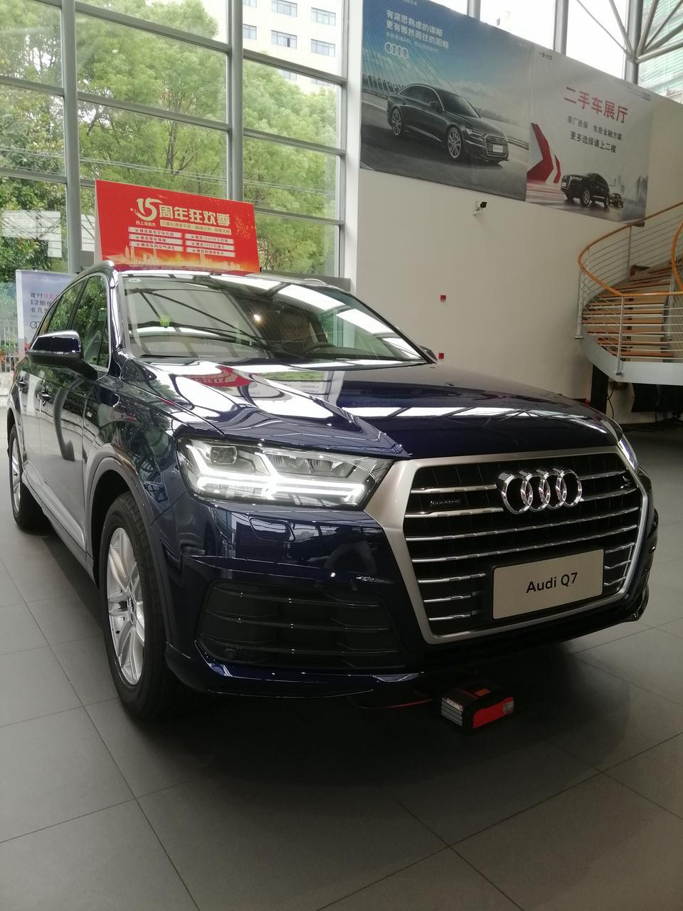 奥迪q7-与4s店签了合同，付了两万定金，但是合同上是新车，实际是国五开过发票上过牌的车，我现在要求退两万定金，4s店不肯退，我怎么办？