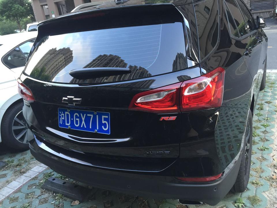探界者-重新發問：關於18版的悍界者RS550，看到別人線下的和網上發的視頻和圖片，那個紅色RS標誌都是前後各貼了一個，而我的只有後面貼了一個。問4S銷售說是只有一個，這是正常的嗎？是否有其他車主也有同樣的問題？