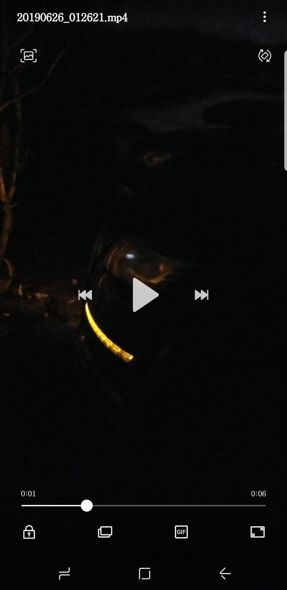 奥迪q7-我的13款q7.有天晚上前面的左右应急灯一直在闪，解锁和锁上也没用，一直到电瓶没电，各位大神。这是什么情况。
