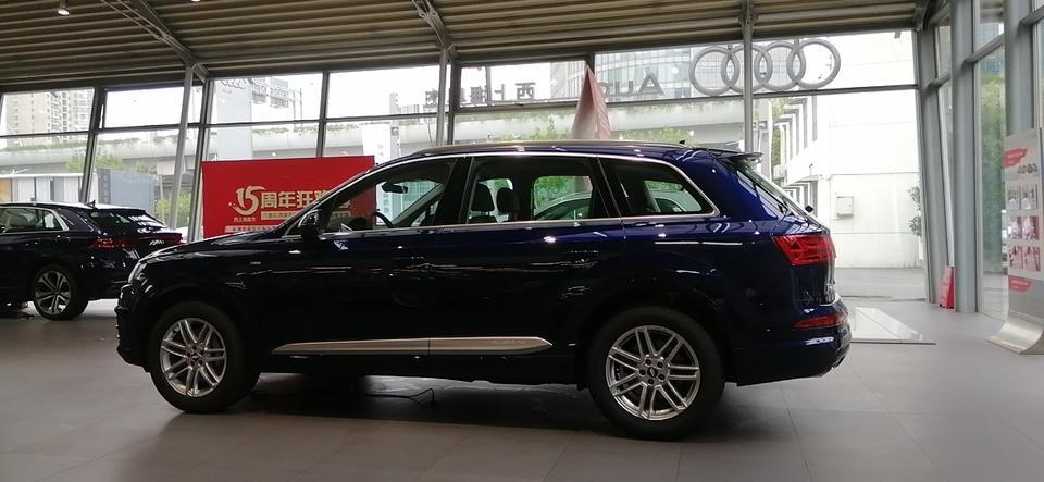 奥迪q7-与4s店签了合同，付了两万定金，但是合同上是新车，实际是国五开过发票上过牌的车，我现在要求退两万定金，4s店不肯退，我怎么办？