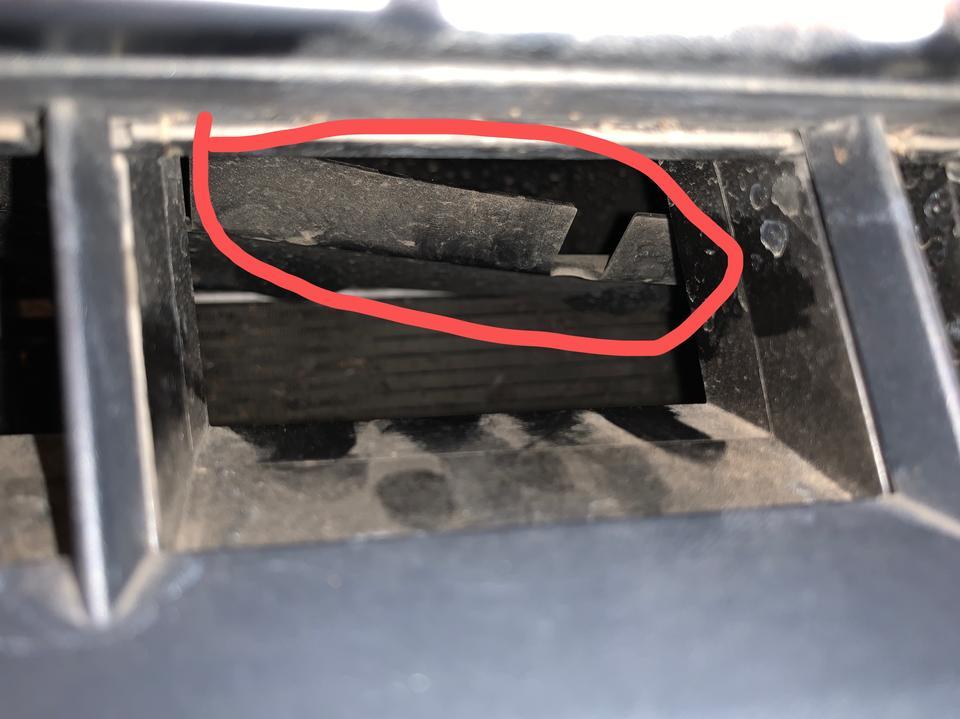 奥迪q7-中网里面这个东西这样子，没问题吧，还是本来就这样？
