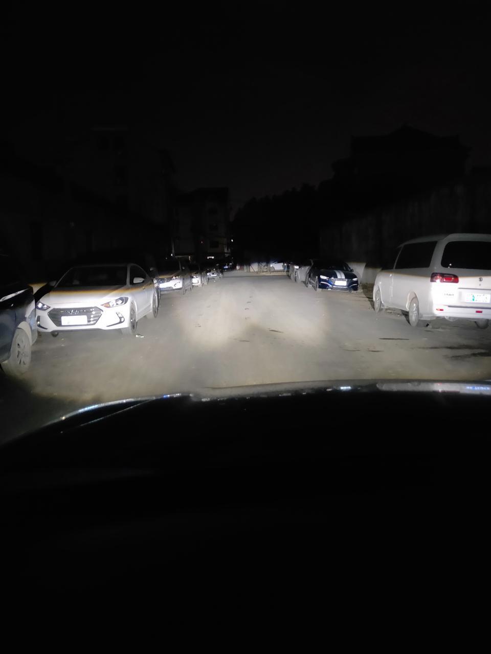 现代ix35-晚上打开灯光中间有黑条，看着还行。但是照的不是全亮。如下图。在暗地方看的清楚，这种情况是没有安装透镜吗？还是自己没有调好呢