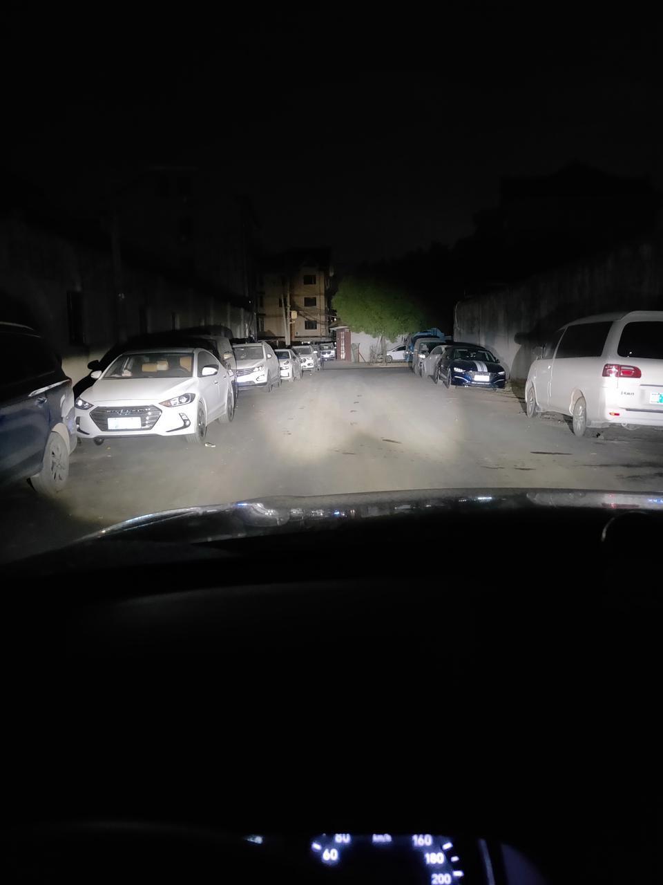 现代ix35-晚上打开灯光中间有黑条，看着还行。但是照的不是全亮。如下图。在暗地方看的清楚，这种情况是没有安装透镜吗？还是自己没有调好呢